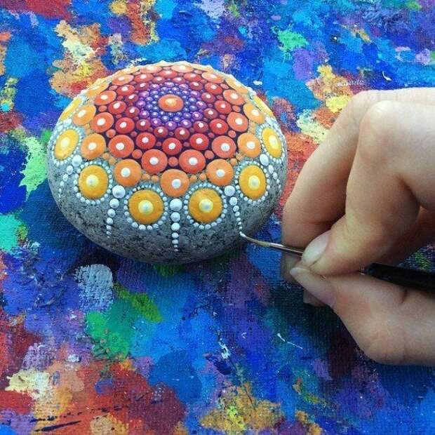 Элспет Маклин и красочные мандалы на камнях