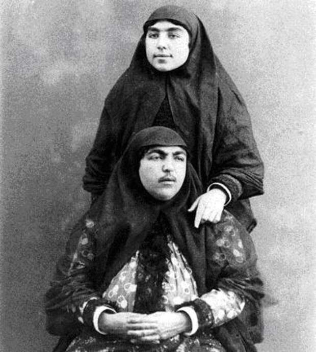 Несравненная Анис аль-Долех (сидит).