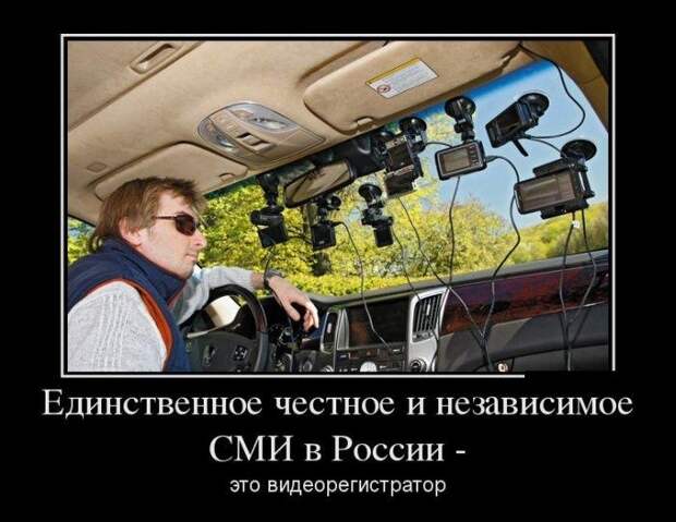 Про Карлсона, Лувр и попытку заглянуть в себя. Свежие демотиваторы