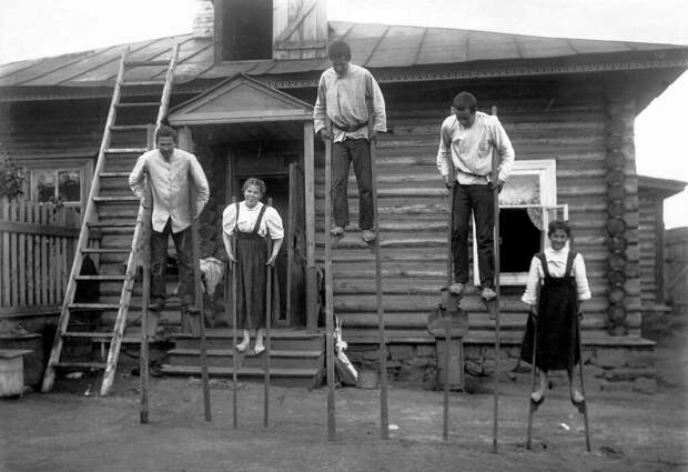 Ходули. Константин Теплоухов с детьми Неизвестный автор, 1905 - 1917 год, Оренбургская губ., Челябинский у., г. Челябинск, Государственный исторический музей Южного Урала.
