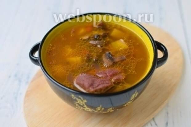 Подавать суп со сметаной. Так же его можно варить без мяса, так как фасоль и грибы служат ему отличной альтернативой.