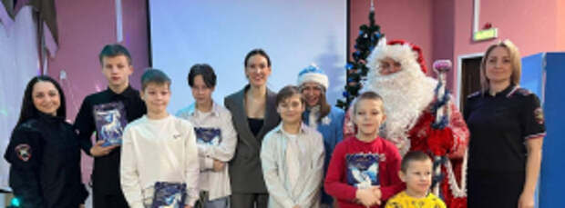 В Ивановской области стражи правопорядка устроили новогодний праздник для воспитанников социального центра