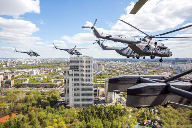 Между Водным и Войковской.