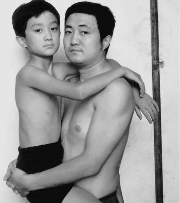 отец и сын фотографировались 30 лет вместе 