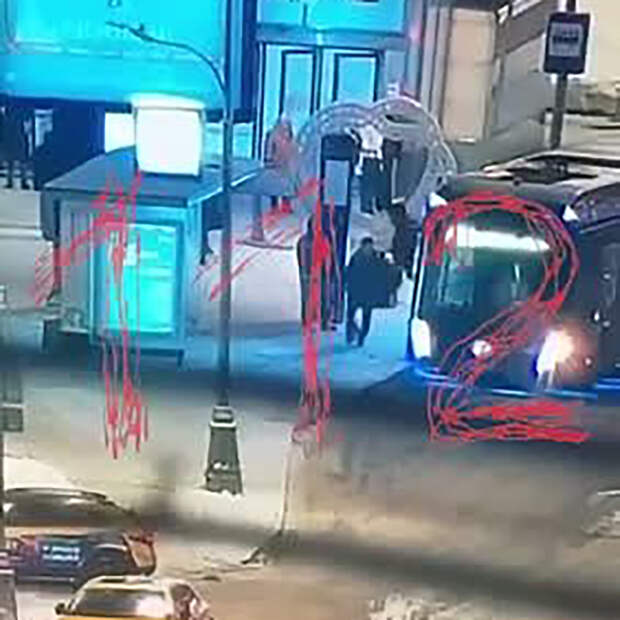Стрельба на остановке в центре Москвы с участием 17-летнего попала на видео