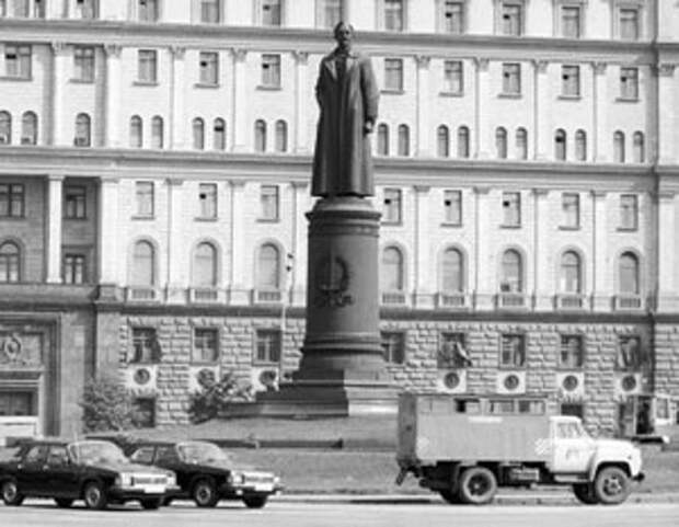 Памятник дзержинскому на лубянке фото Возвращение на Лубянку придаст памятнику Дзержинскому новый смысл - Обсуждение с