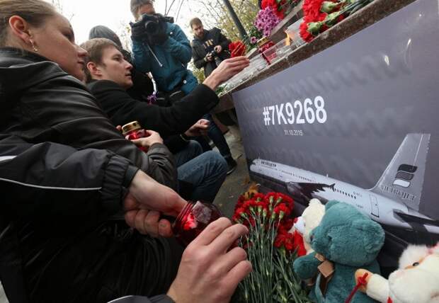 Цветы и свечи у памятника пограничникам Отечества на площади Яузских ворот, Москва 
