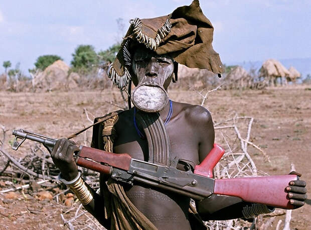 АК-47 - автомат Калашникова калибр 7,62-мм АК-47 - автомат Калашникова калибр 7,62-мм