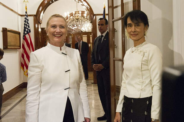 Аун Сан Су Чжи на встрече с Госсекретарем США Хиллари Клинтон