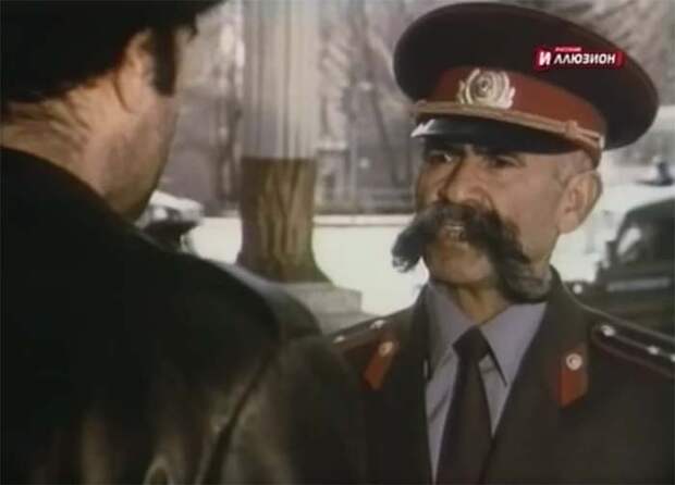 Кадр из к/ф «Случай в аэропорту», где Мулло Нуров играл самого себя – инспектора ГАИ