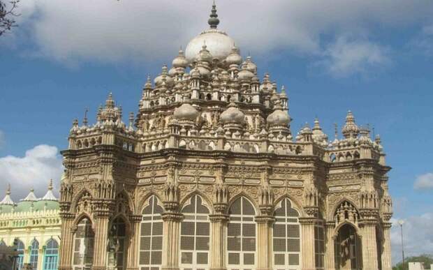 Множество луковичных куполов, пришедших из византийской архитектуры в Южную Азию, венчают эклектическое сооружение (Mahabat Maqbara, Индия). | Фото: masterokblog.ru. Множество луковичных куполов, пришедших из византийской архитектуры в Южную Азию, венчают эклектическое сооружение (Mahabat Maqbara, Индия). | Фото: masterokblog.ru.