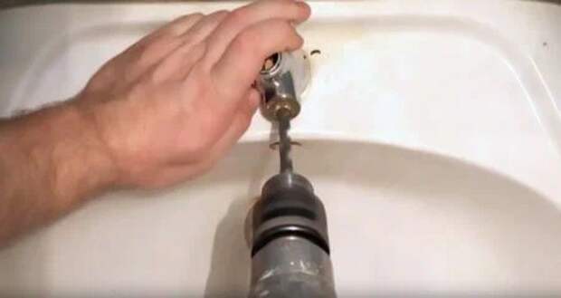 Как выкрутить прикипевшую кран буксу из смесителя