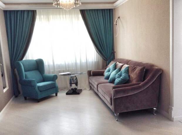 Интерьер гостиной, мягкая мебель в гостиную, бежевый диван и бирюзовое кресло кресло