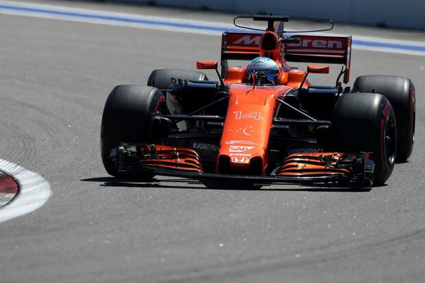 Гонщик команды McLaren Фернандо Алонсо