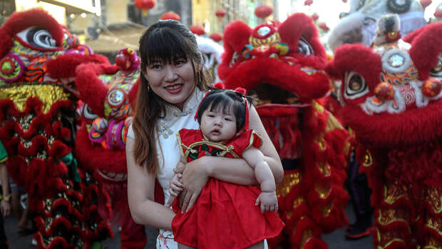 The Independent: в Китае запустили сервис, в котором надо кланяться пожилым за деньги