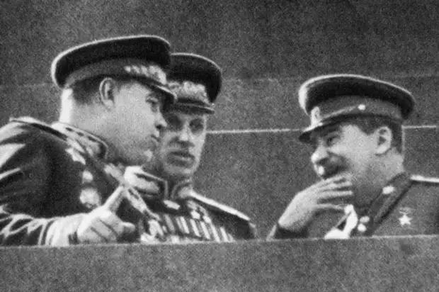 Иосиф Сталин и маршалы Константин Рокоссовский и Александр Василевский (слева).