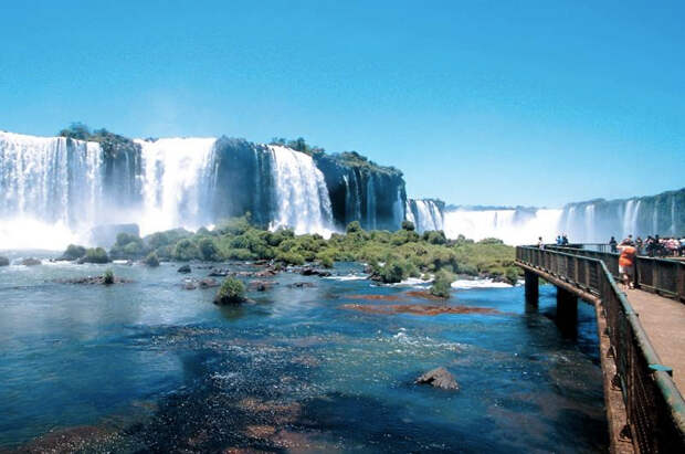Намокнуть в потоках брызг и мороси бушующих вод Игуасу — комплекса из 275 водопадов, расположенных на границе Бразилии и Аргентины.