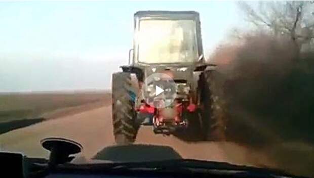 Сельский форсаж: гоночный трактор уходит в точку