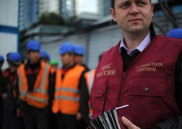 Почему мигрантам в России платят на треть больше, чем местному населению