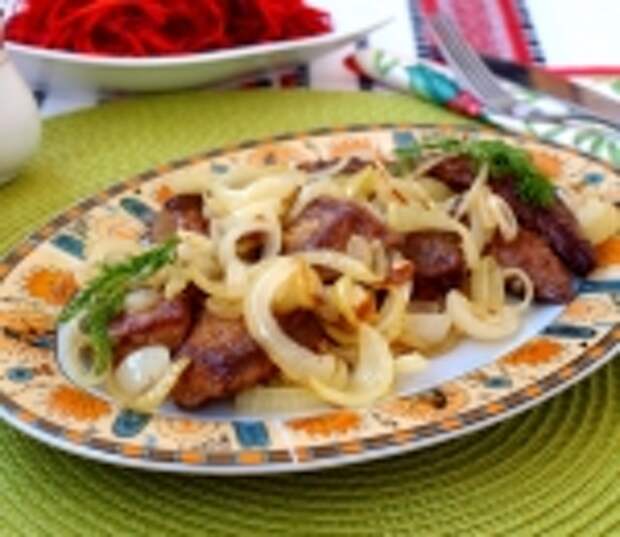 Жареная свиная печень с луком и чесноком
