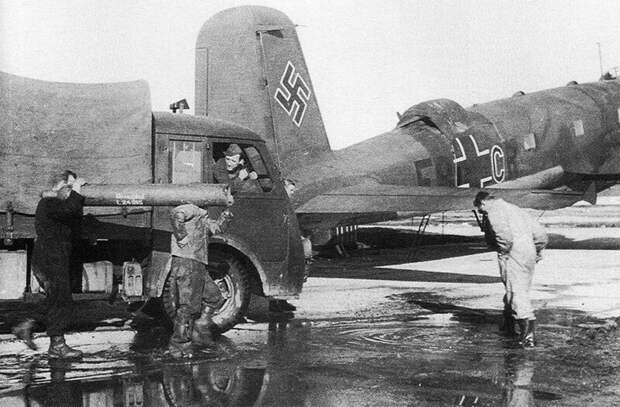 Наземный персонал обслуживает немецкий 4-хмоторный многоцелевой самолёт Fw-200 Великая Отечественная Война, архивные фотографии, вторая мировая война
