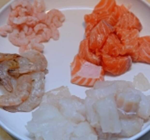 Рыбу и морепродукты очистите. Рыбу порежьте на средних размеров кусочки.	