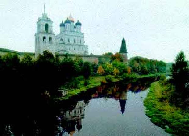 Псковский кремль со стороны реки Псковы.