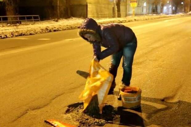 Вероника Бобрусь — «дорожная фея» в Омске, которая самостоятельно чинит ямы на дорогах