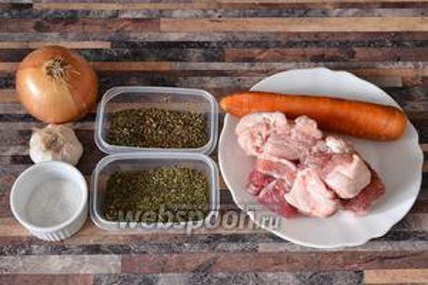 Для приготовления бульона свиного, с мятой и укропом, вам понадобится морковь, укроп и мята сушёная, мясо свиное, соль, лук и чеснок.