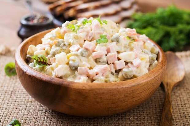 Врач Вялов: за сутки можно съесть 300 граммов оливье без вреда для здоровья