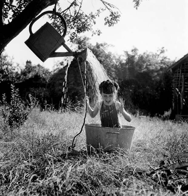 Девочка и импровизированный душ, 1949 г.