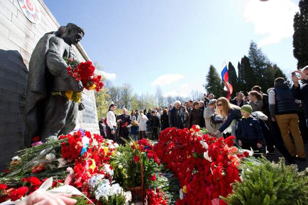 9 Мая в Таллинне. Люди идут к памятнику воздать честь павшим война, доблесть, история, память