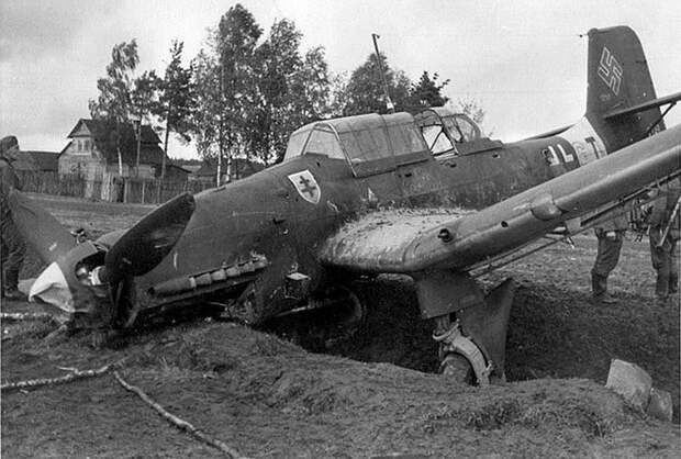 46. Выкатившийся за пределы ВПП и скапотировавшийся Ju-87R2 из 7./StG2 летом 1941-го года ВОВ 1941-1945, вмв, война