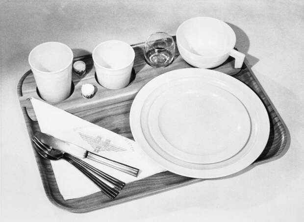 Лотки с питанием в 1960-х включали в себя настоящие стеклянные тарелки, а также металлические столовые приборы.