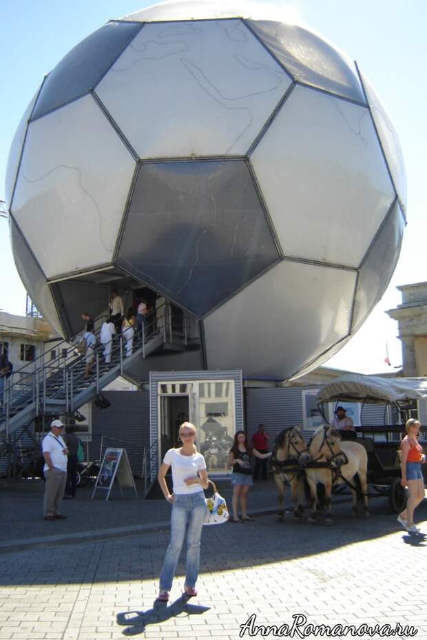 футбольный мяч у бранденбургских ворот в берлине