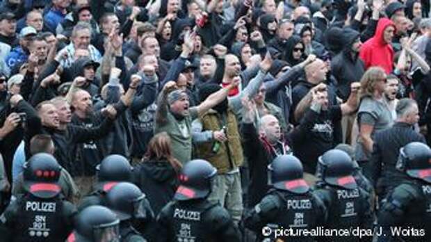 Правые радикалы во время протестов в Хемнице после убийства немца мигрантами