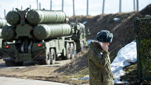 Военнослужащий во время несения боевого дежурства зенитными ракетными дивизионами Военнослужащий во время несения боевого дежурства зенитными ракетными дивизионами