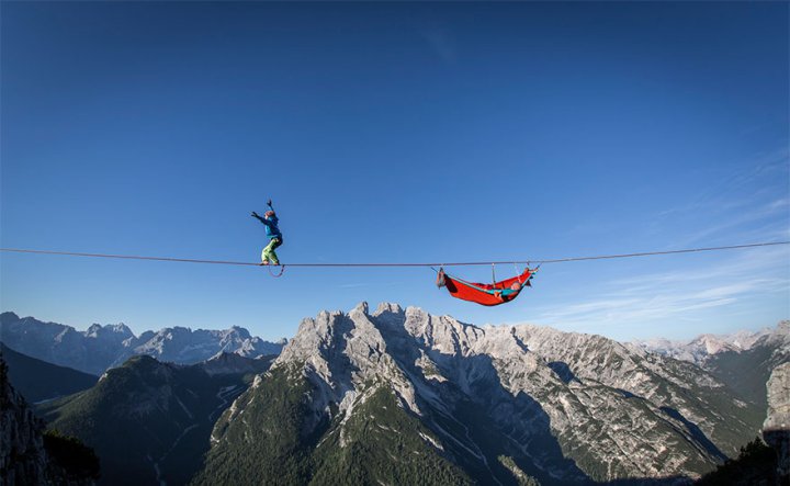 фестиваль highline гамаки на высоте в сотни метров над итальянскими альпами(6)