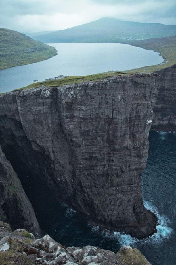 7. Озеро над океаном: Сорвагсватн на Фарерских островах природа, удивительные фотографии, фото