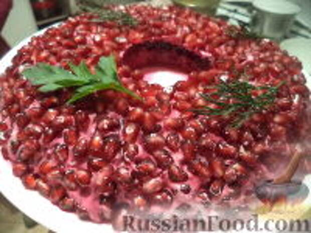 Фото к рецепту: Салат "Гранатовый браслет" с курицей и грибами