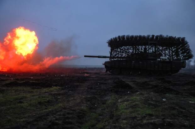 На фото: работа танкистов в зоне СВО.
