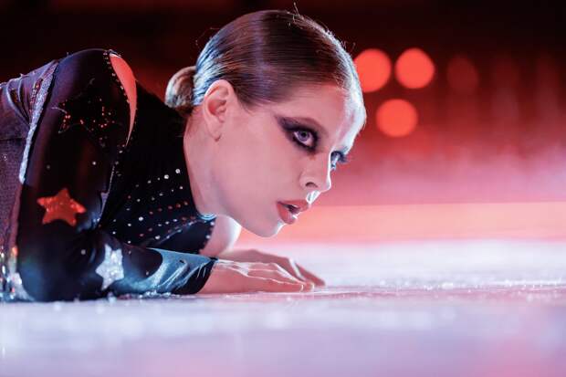 «Там ничего не получилось, сюда вернулась»: Ангелина Пахомова в тизер-трейлере детективном драмы «На льду»