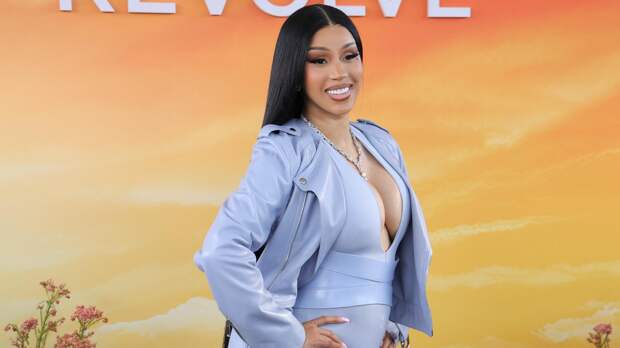 Карди Би снова упала во время своего концерта