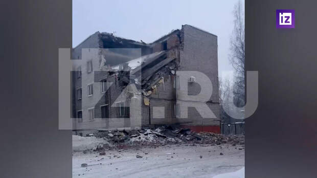 Кадры с места обрушения крыши здания военной полиции в Ленобласти