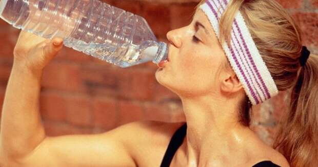 Обезвоживание ведет к болезням: 10 признаков того, что ты пьешь мало воды.