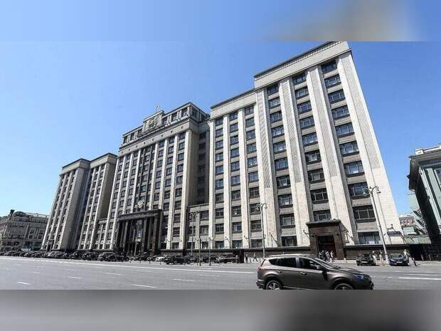 В Госдуме предложили запретить продавать энергетики подросткам