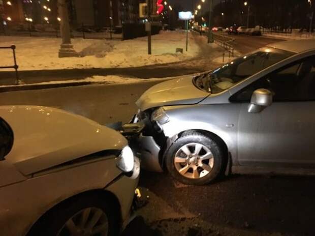 Женщина без страховки поторопилась с поворотом авария, авто, авто авария, видео, дтп, женщина за рулем, проскакун