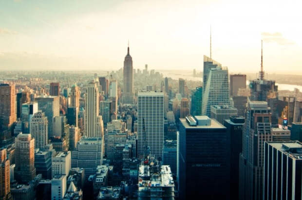 В Нью-Йорке машина несколько раз врезалась в здание синагоги