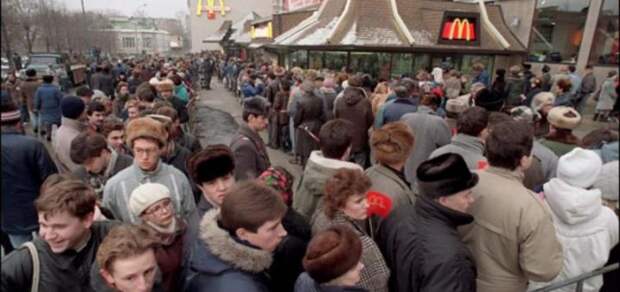 Интеллигенция города Москвы стоит в очереди в Макдональдс