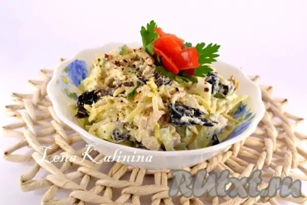 Салат с черносливом, курицей, сыром и яйцами